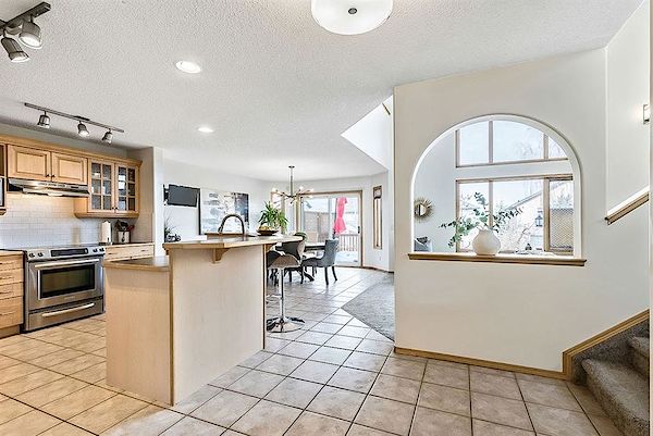 Calgary 4 bedrooms House for rent. Property photo: 447854-3