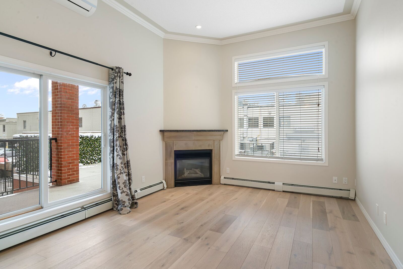 Calgary 2 bedrooms Condo Unit for rent. Property photo: 449525-1