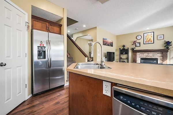Calgary 4 + Den bedrooms House for rent. Property photo: 450871-3