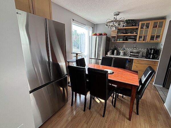 Calgary 4 bedrooms Room For Rent for rent. Property photo: 450924-2