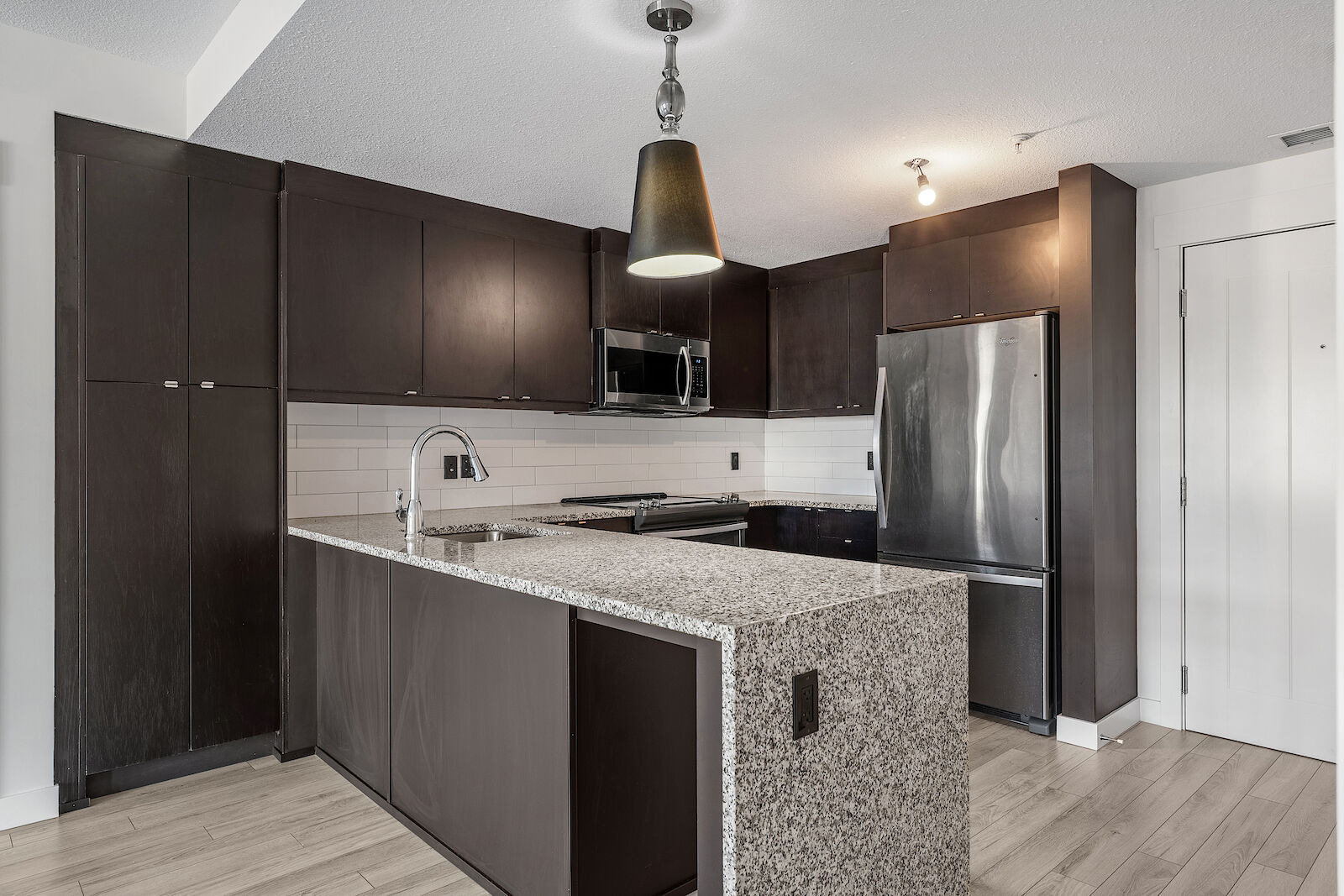 Calgary 2 bedrooms Condo Unit for rent. Property photo: 451507-1