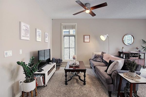Calgary 2 bedrooms Condo Unit for rent. Property photo: 456004-2