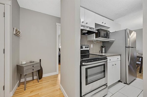 Calgary 2 bedrooms Condo Unit for rent. Property photo: 456073-2