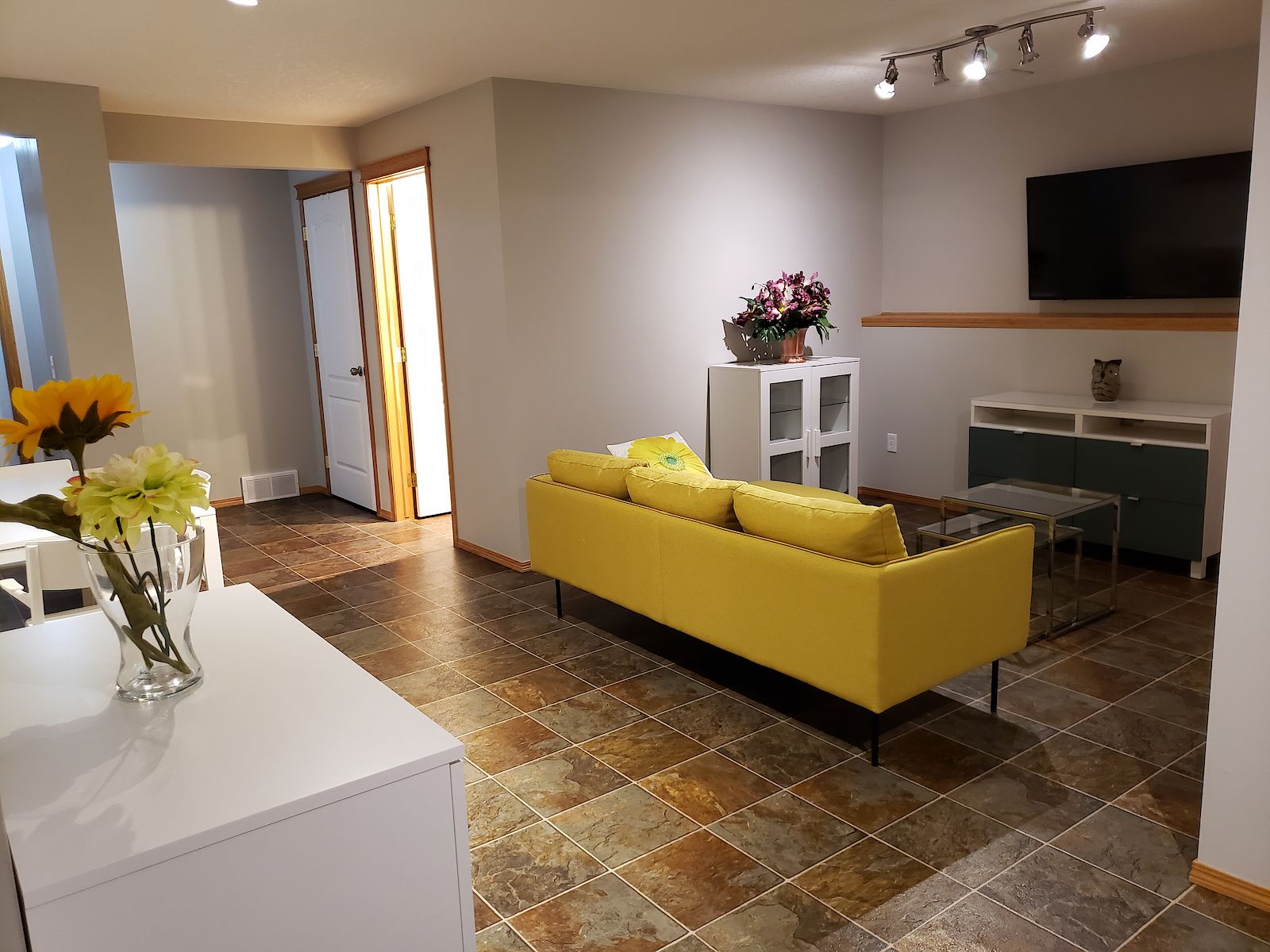 Calgary 2 bedrooms Basement for rent. Property photo: 456348-1