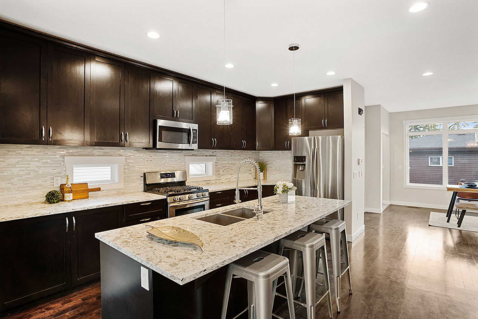 Calgary 3 bedrooms Duplex for rent. Property photo: 456552-1