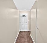 Quiet Townhouse in Ormsby Manor