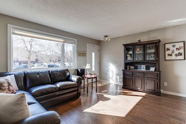 Calgary 4 + Den bedrooms House for rent. Property photo: 462661-3