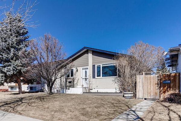 Calgary 4 + Den bedrooms House for rent. Property photo: 462661-2