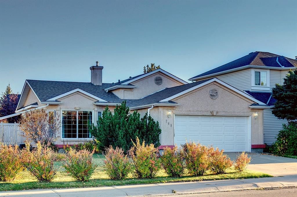 Calgary 5 + Den bedrooms House for rent. Property photo: 467583-1