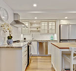 LARGE AND BRIGHT GARDEN LEVEL SUITE IN BRENTWOOD I  6 min. WALK FROM LRT I