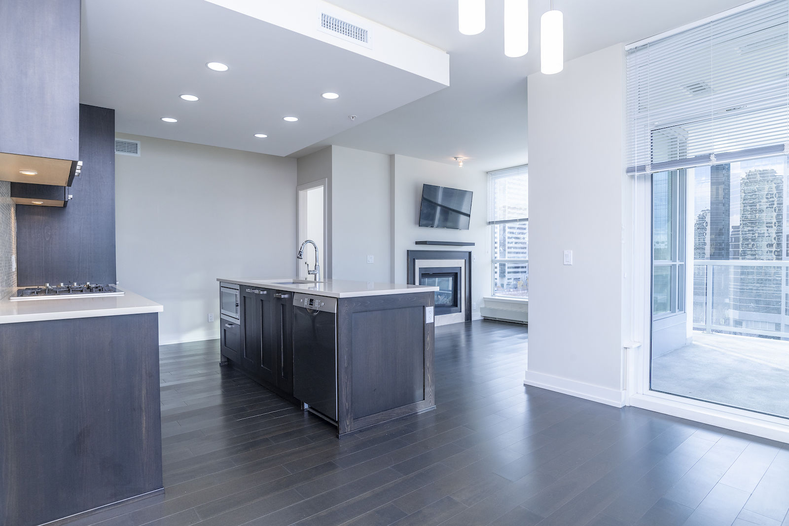 Calgary 2 bedrooms Condo Unit for rent. Property photo: 469572-1