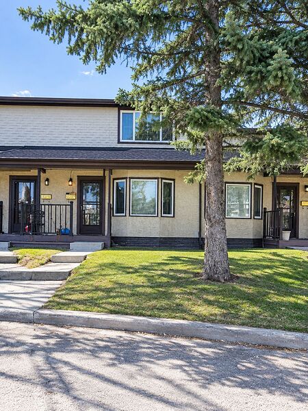 3-BEDROOM TOWNHOUSE + FINISHED BASEMENT + PRIVATE FENCED YARD
