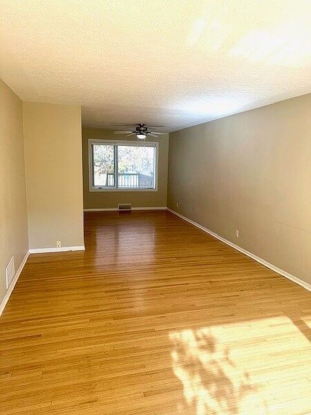 Calgary 3 bedrooms Duplex for rent. Property photo: 473618-2