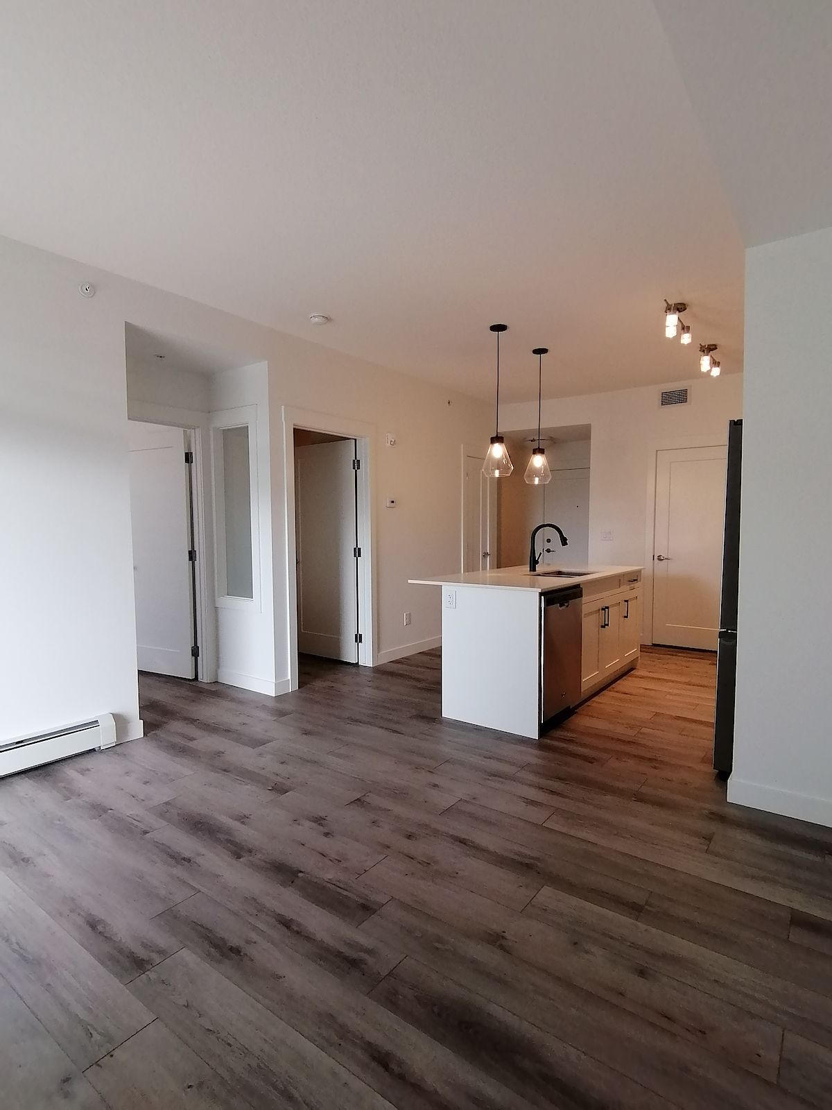 Calgary 2 bedrooms Condo Unit for rent. Property photo: 474424-1