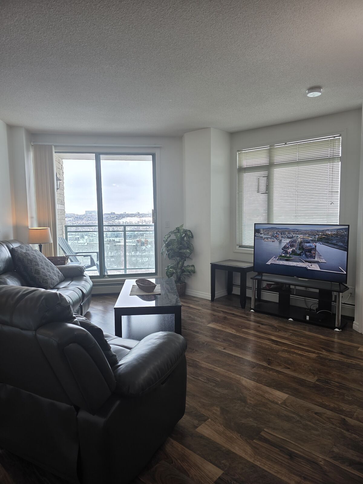 Calgary 2 bedrooms Condo Unit for rent. Property photo: 474440-1