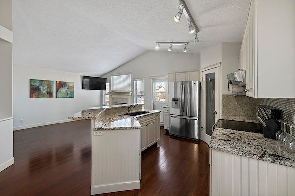 BRIDLEWOOD - BI-LEVEL Home + DOUBLE GARAGE- SAUNA- AIR CONDITIONING