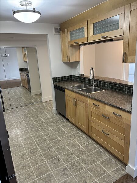 Calgary 2 bedrooms Condo Unit for rent. Property photo: 475927-2