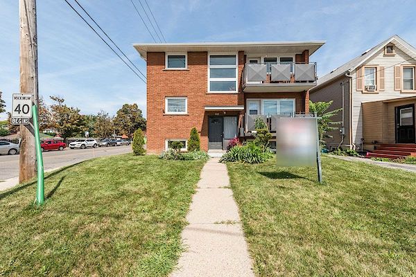 Toronto 3 bedrooms Triplex for rent. Property photo: 478827-2