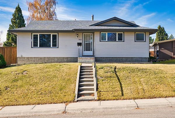 Newly renovated bungalow, Heated oversize DBL garage, air condition, RV parking