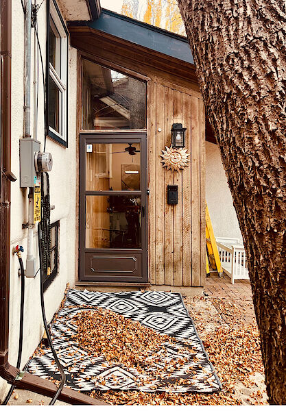 Quick to UofC, SAIT, Downtown! Fantastic location, close-in Peaceful