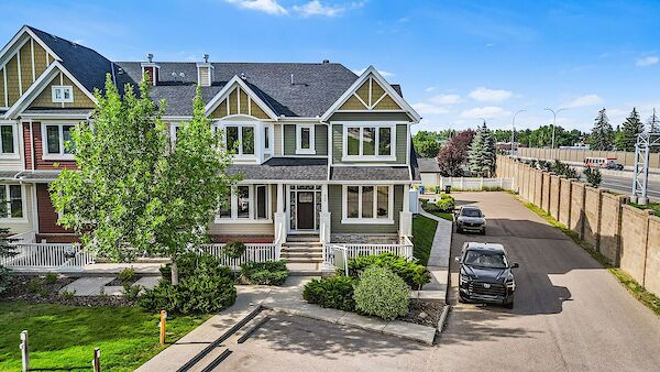 One bedroom + Den Townhouse. Beautiful neighborhood. Lower level, great lighting