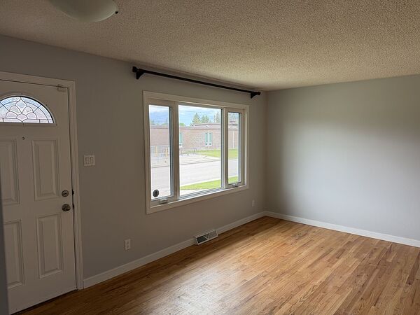 Calgary 2 + Den bedrooms Main Floor for rent. Property photo: 486652-3