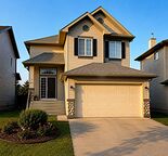 Beautiful 4-Bed, Air-Conditioned Family Home Next to a Greenspace