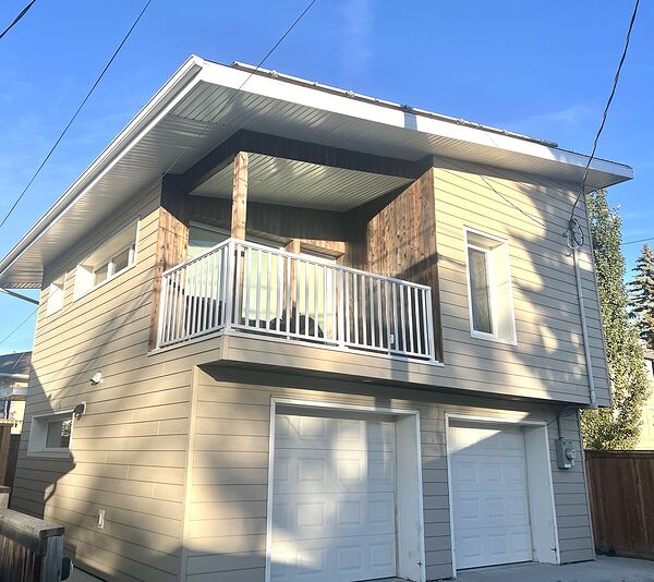 Bright, Modern Garage Suite in Glenora