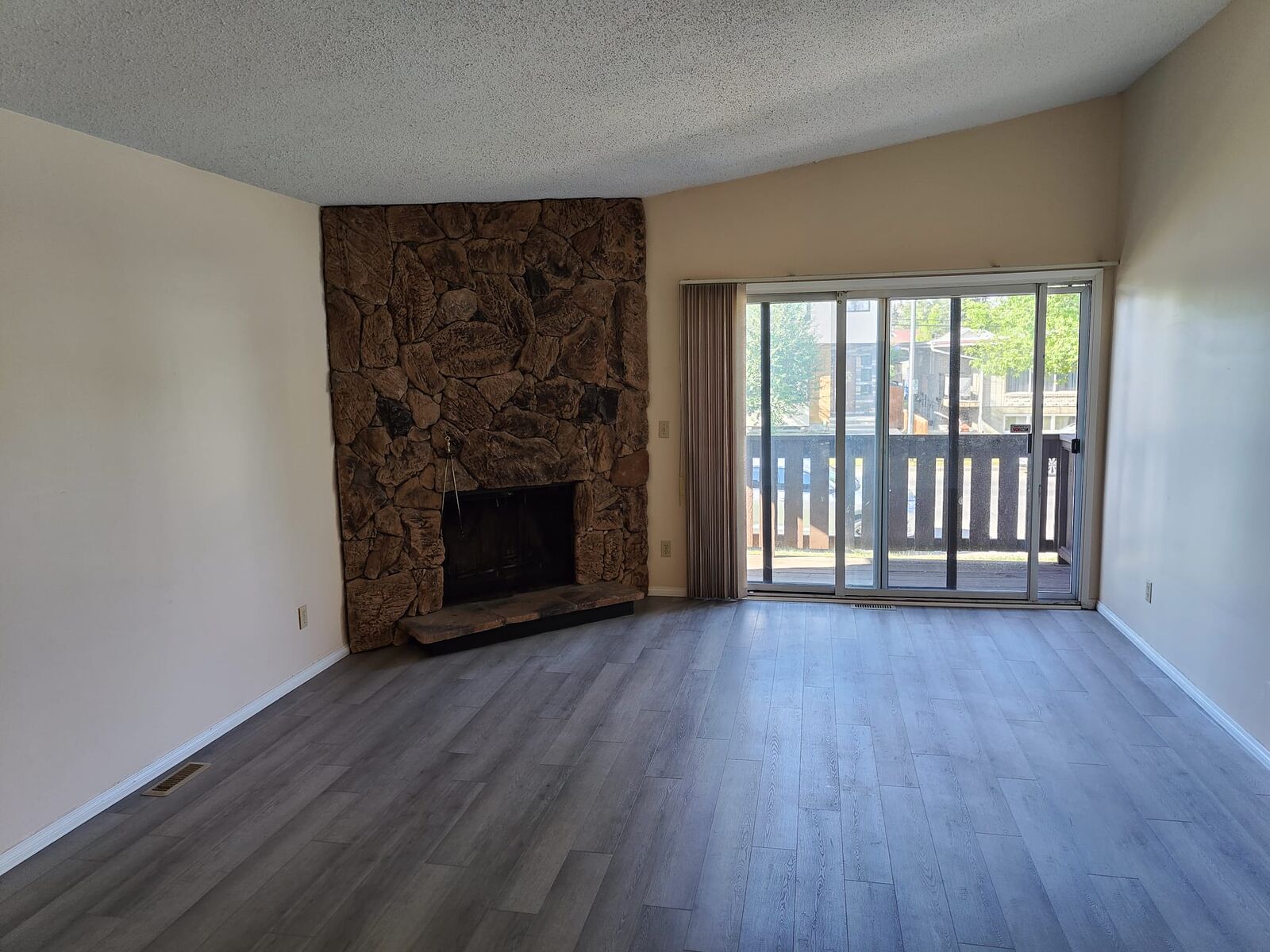 Calgary 3 bedrooms Duplex for rent. Property photo: 486720-1
