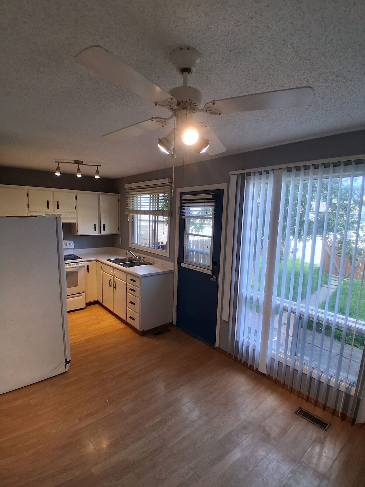 Calgary 4 bedrooms Duplex for rent. Property photo: 487605-1