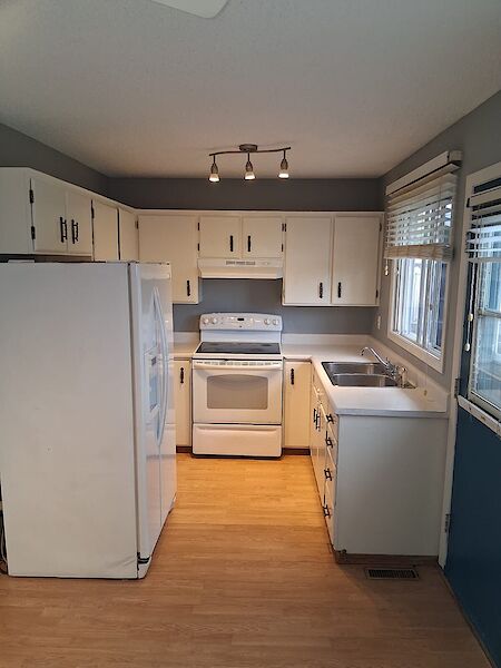 Calgary 4 bedrooms Duplex for rent. Property photo: 487605-2