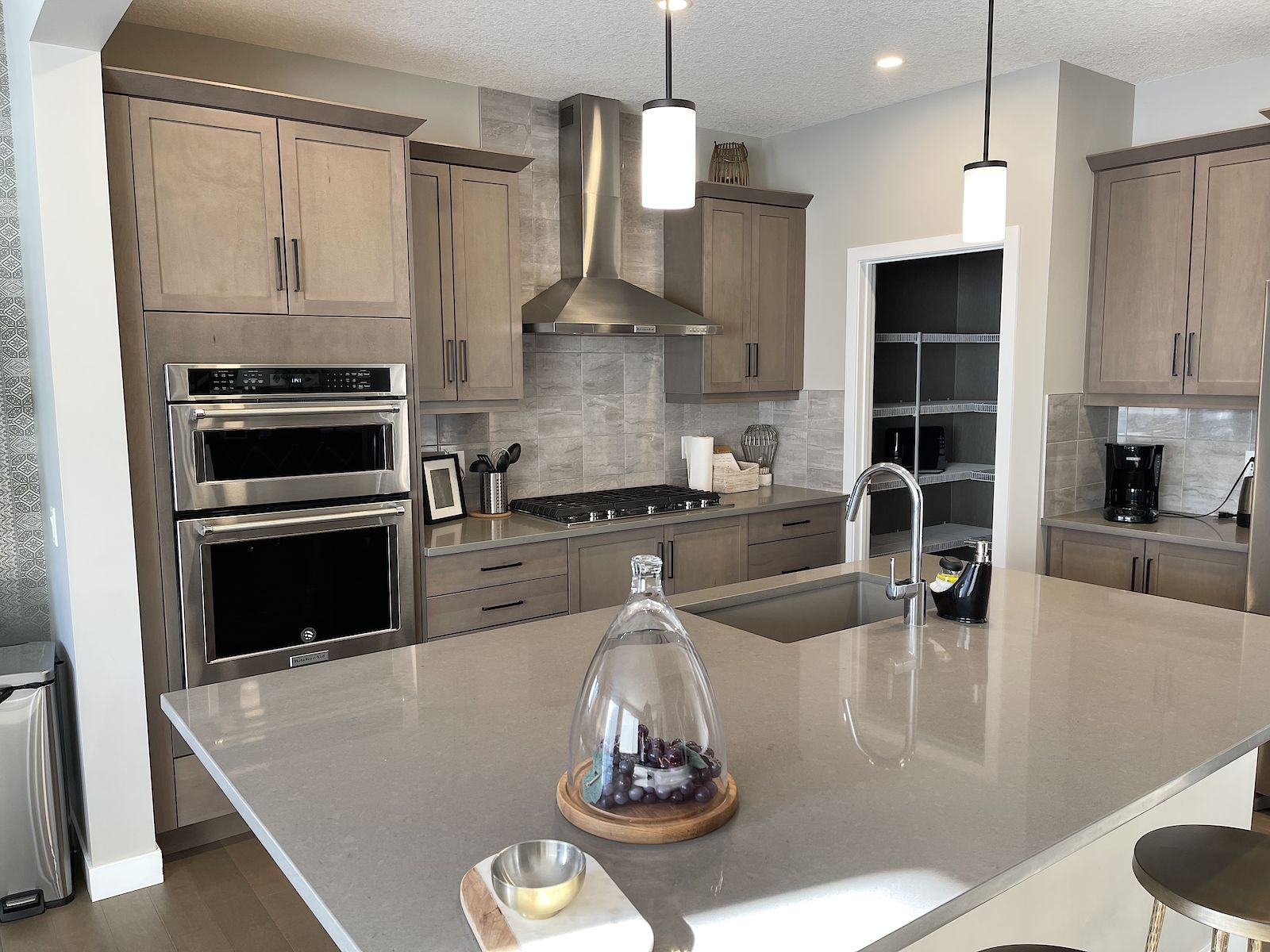 Calgary 4 bedrooms House for rent. Property photo: 490963-1