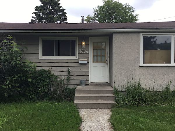 Bowness Main Floor Suite – 3 Bedrooms | Private Laundry | Large Backyard | 6-Mon