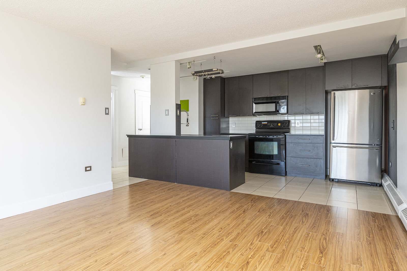 Calgary 1 bedroom Condo Unit for rent. Property photo: 494422-1
