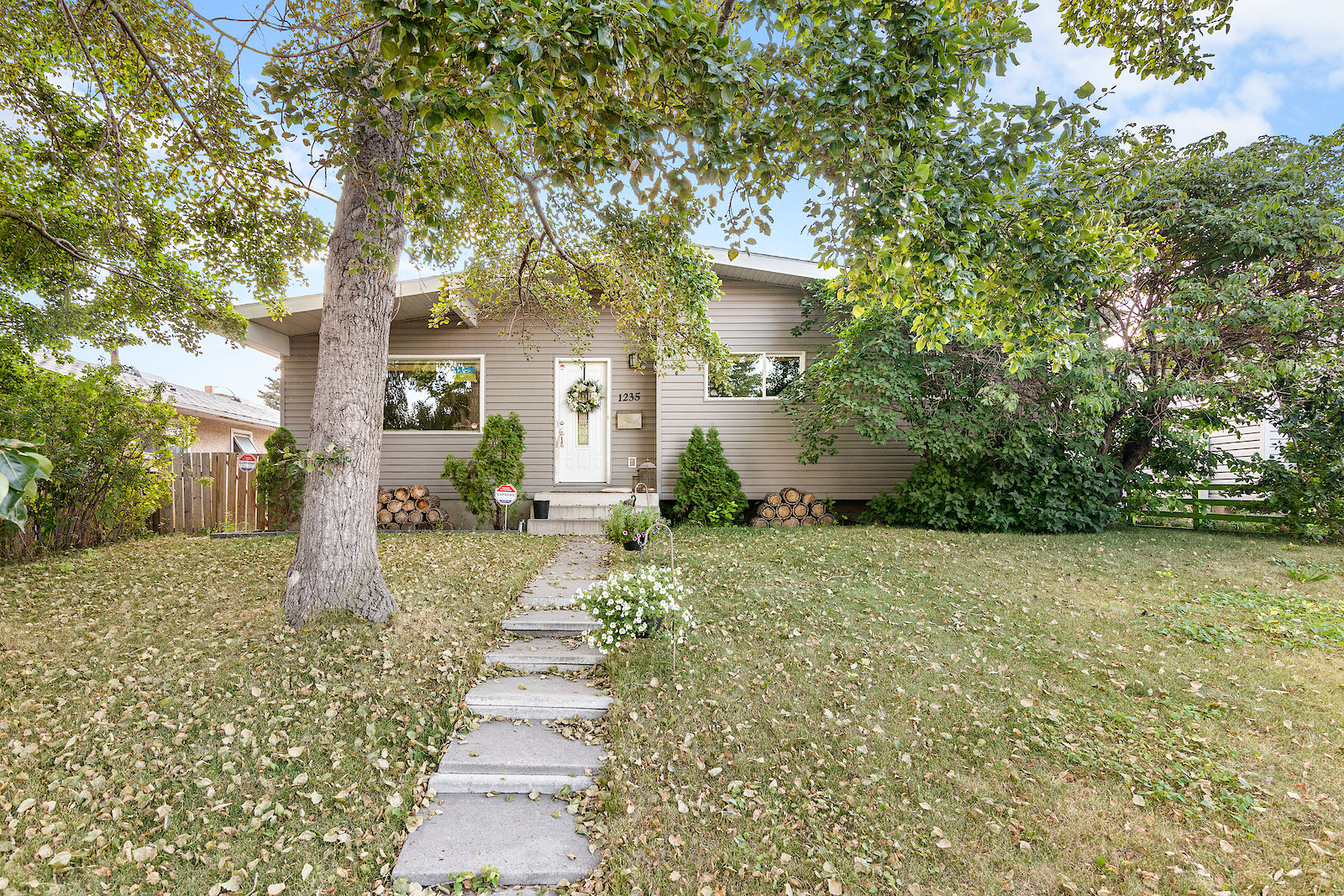 Calgary 5 bedrooms House for rent. Property photo: 498361-1