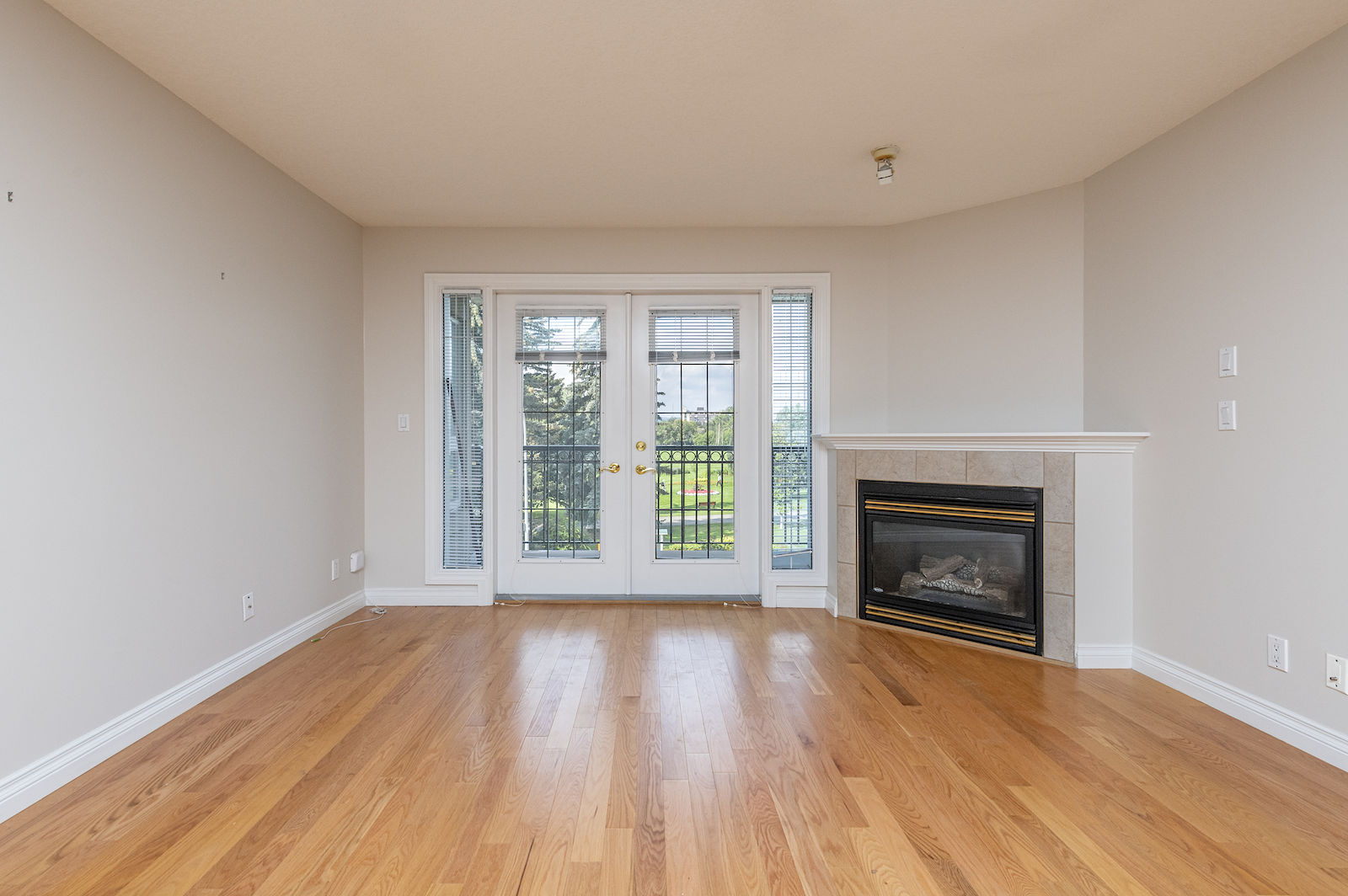 Calgary 2 bedrooms Condo Unit for rent. Property photo: 499293-1
