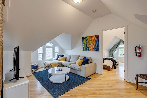 Beautiful 2-bedroom, walking distance from downtown