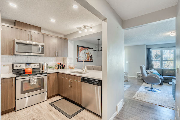 Calgary 3 bedrooms Triplex for rent. Property photo: 502823-3