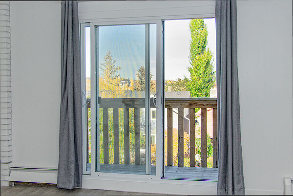 Calgary 3 bedrooms Condo Unit for rent. Property photo: 503912-2