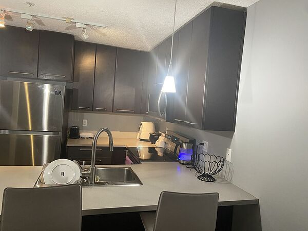 Calgary 1 + Den bedrooms Condo Unit for rent. Property photo: 504071-3