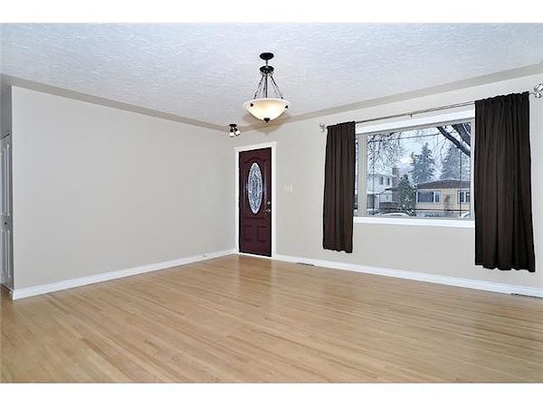Calgary 5 + Den bedrooms House for rent. Property photo: 504354-2