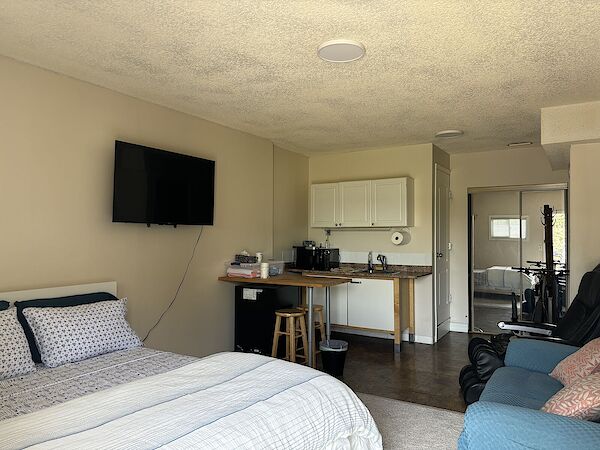 Calgary studio Main Floor for rent. Property photo: 50549-3