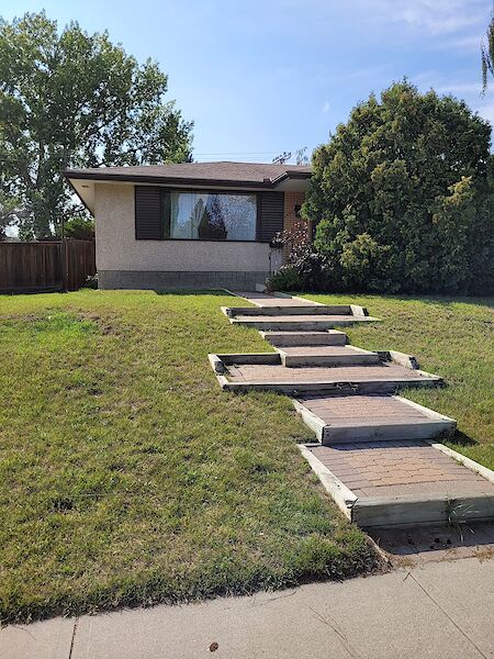 3 bedroom home located in the SW community of Lakeview