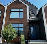 Bright & Spacious 3 Bed Townhouse | Bonus Room | Fenced Backyard
