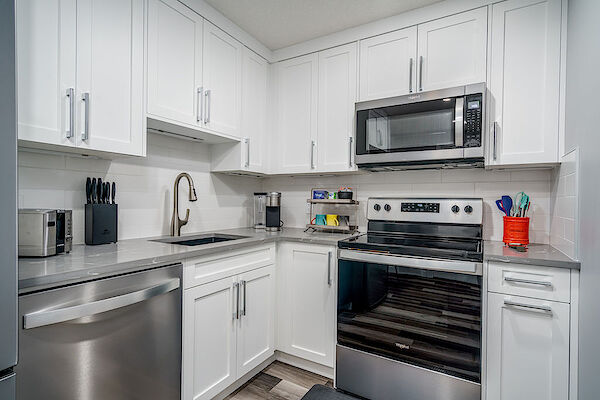 New Entire Basement w/Air Condition /1bdrm w/ King Bed. Close to Mountains & YYC