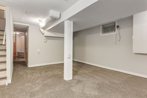 Calgary studio Basement for rent. Property photo: 516797-2