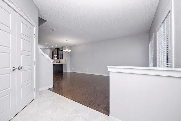 Calgary 4 bedrooms Duplex for rent. Property photo: 517585-3