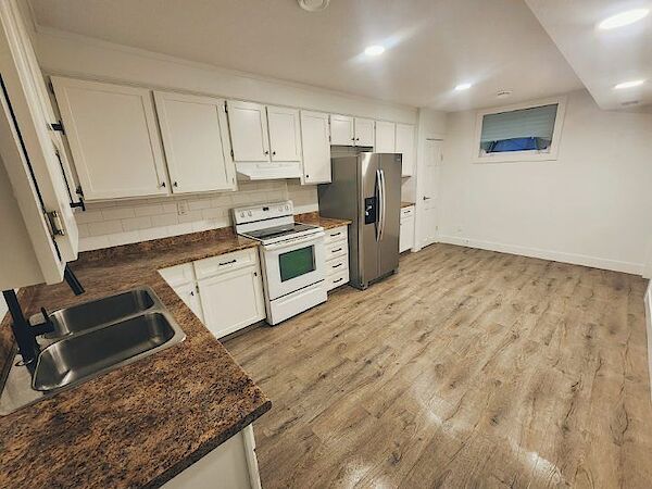 Beautiful Basement Suite - PRIVATE SEPERATE ENTRANCE