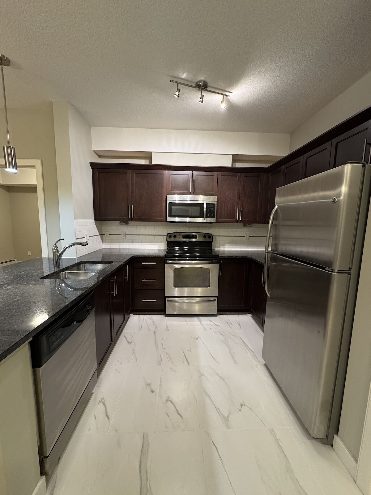 Calgary 2 bedrooms Condo Unit for rent. Property photo: 518457-1