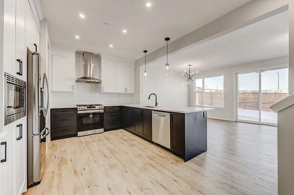 Calgary 6 bedrooms House for rent. Property photo: 519295-3